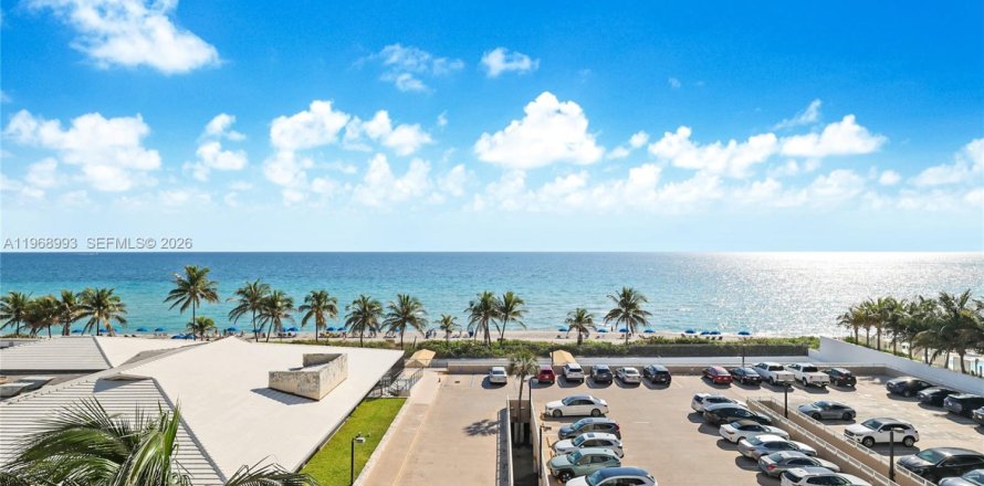 Condominio en Hallandale Beach, Florida, 2 dormitorios  № 2031853