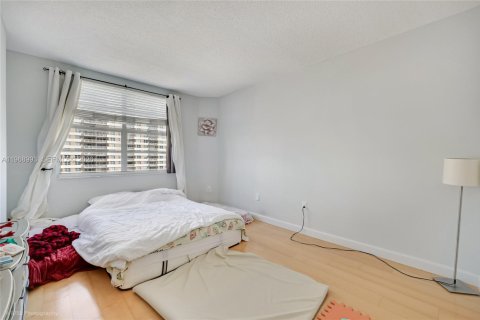 Condominio en venta en Hallandale Beach, Florida, 2 dormitorios, 124.49 m2 № 2031853 - foto 15