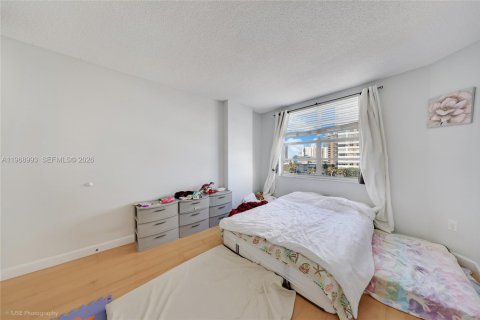 Condominio en venta en Hallandale Beach, Florida, 2 dormitorios, 124.49 m2 № 2031853 - foto 16