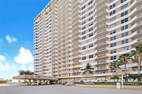 Condominio en venta en Hallandale Beach, Florida, 2 dormitorios, 124.49 m2 № 2031853 - foto 25