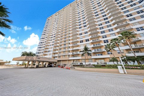 Condominio en venta en Hallandale Beach, Florida, 2 dormitorios, 124.49 m2 № 2031853 - foto 26