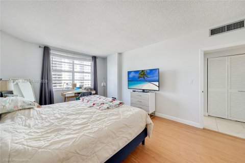 Condominio en venta en Hallandale Beach, Florida, 2 dormitorios, 124.49 m2 № 2031853 - foto 18