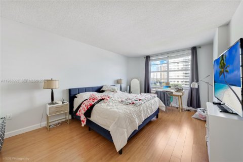 Condominio en venta en Hallandale Beach, Florida, 2 dormitorios, 124.49 m2 № 2031853 - foto 17
