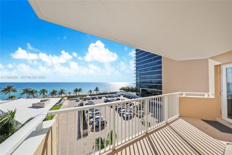 Condominio en venta en Hallandale Beach, Florida, 2 dormitorios, 124.49 m2 № 2031853 - foto 3