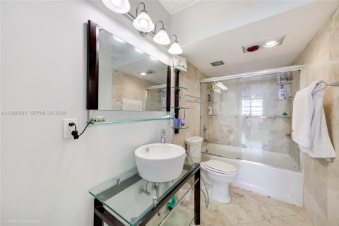 Condominio en venta en Hallandale Beach, Florida, 2 dormitorios, 124.49 m2 № 2031853 - foto 22