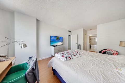 Condominio en venta en Hallandale Beach, Florida, 2 dormitorios, 124.49 m2 № 2031853 - foto 19