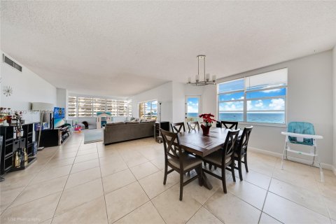 Condominio en venta en Hallandale Beach, Florida, 2 dormitorios, 124.49 m2 № 2031853 - foto 5