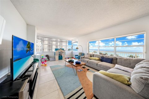 Condominio en venta en Hallandale Beach, Florida, 2 dormitorios, 124.49 m2 № 2031853 - foto 8