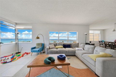 Condominio en venta en Hallandale Beach, Florida, 2 dormitorios, 124.49 m2 № 2031853 - foto 11