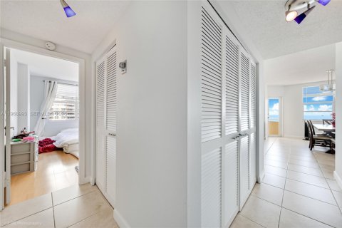 Condominio en venta en Hallandale Beach, Florida, 2 dormitorios, 124.49 m2 № 2031853 - foto 14