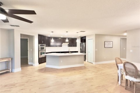 House in Clermont, Florida 4 bedrooms, 185.34 sq.m. № 2312575 - photo 10