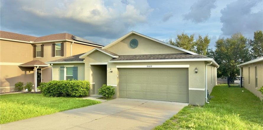 House in Clermont, Florida 4 bedrooms, 185.34 sq.m. № 2312575