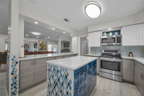 Купить виллу или дом в Клируотер, Флорида 9 комнат, 192.77м2, № 2140582 - фото 16
