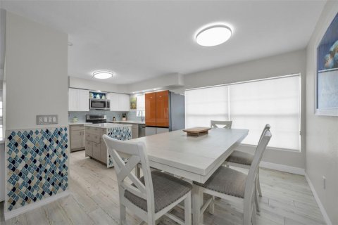 Купить виллу или дом в Клируотер, Флорида 9 комнат, 192.77м2, № 2140582 - фото 12