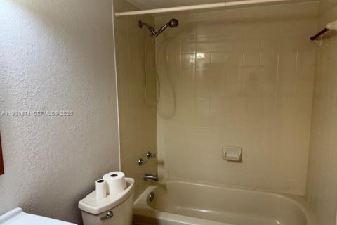 Condo in Cutler Bay, Florida, 2 bedrooms  № 2079927 - photo 14