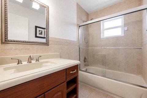 House in Miami, Florida 4 bedrooms, 142.88 sq.m. № 2076495 - photo 12