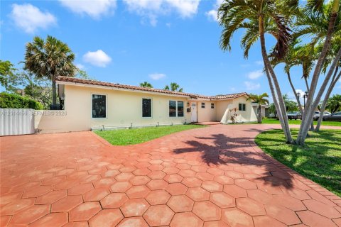 House in Miami, Florida 4 bedrooms, 142.88 sq.m. № 2076495