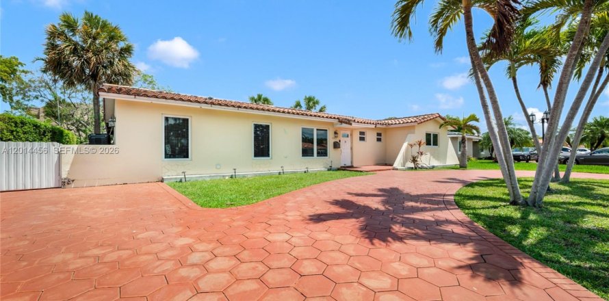 House in Miami, Florida 4 bedrooms, 142.88 sq.m. № 2076495