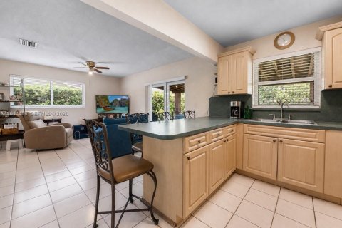 House in Miami, Florida 4 bedrooms, 142.88 sq.m. № 2076495 - photo 5