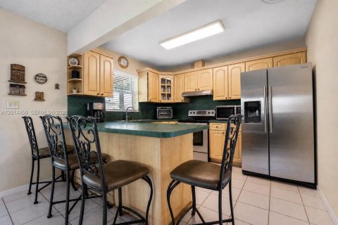 House in Miami, Florida 4 bedrooms, 142.88 sq.m. № 2076495 - photo 4
