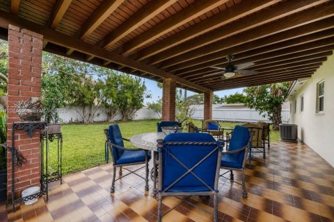 House in Miami, Florida 4 bedrooms, 142.88 sq.m. № 2076495 - photo 13