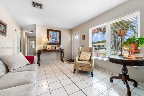 House in Miami, Florida 4 bedrooms, 142.88 sq.m. № 2076495 - photo 2
