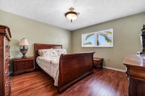 House in Miami, Florida 4 bedrooms, 142.88 sq.m. № 2076495 - photo 7