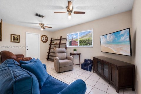 House in Miami, Florida 4 bedrooms, 142.88 sq.m. № 2076495 - photo 6