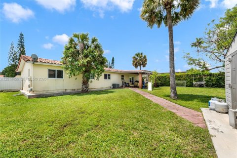 House in Miami, Florida 4 bedrooms, 142.88 sq.m. № 2076495 - photo 15