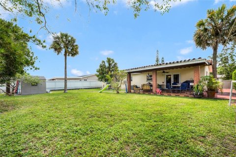 House in Miami, Florida 4 bedrooms, 142.88 sq.m. № 2076495 - photo 14
