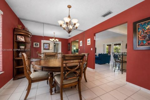 House in Miami, Florida 4 bedrooms, 142.88 sq.m. № 2076495 - photo 3