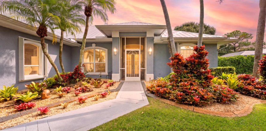 House in Palm City, Florida 3 bedrooms, 192.77 sq.m. № 2402396