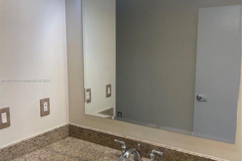 Condo in Miami, Florida, 1 bedroom  № 2016704 - photo 12