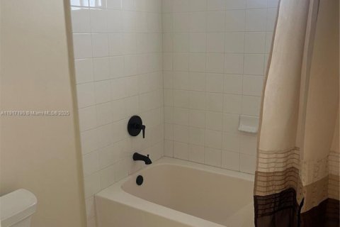 Condo in Miami, Florida, 1 bedroom  № 2016704 - photo 13