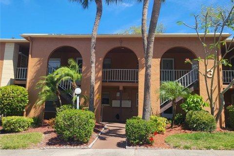 Condo in Largo, Florida, 2 bedrooms № 2148543