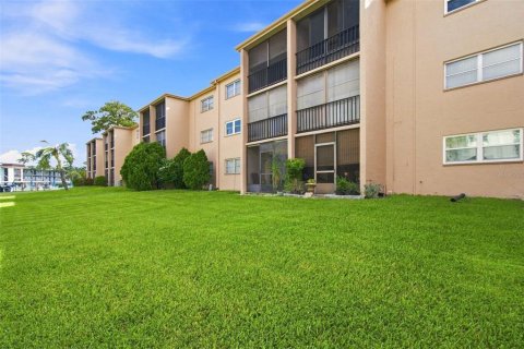 Condo in Dunedin, Florida, 2 bedrooms № 2383364 - photo 26