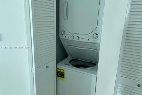 Condo in Miami, Florida, 2 bedrooms  № 2001057 - photo 24