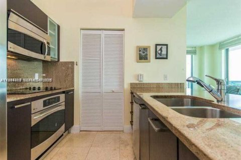 Condo in Miami, Florida, 2 bedrooms  № 2001057 - photo 12