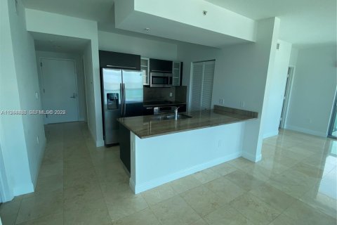 Condo in Miami, Florida, 2 bedrooms  № 2001057 - photo 14