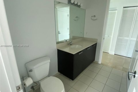 Condo in Miami, Florida, 2 bedrooms  № 2001057 - photo 25
