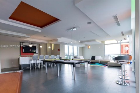 Condo in Miami, Florida, 2 bedrooms  № 2001057 - photo 9