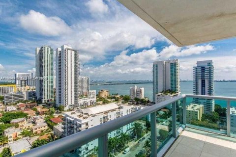 Condo in Miami, Florida, 2 bedrooms  № 2001057 - photo 3
