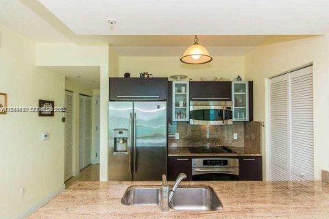 Condo in Miami, Florida, 2 bedrooms  № 2001057 - photo 13