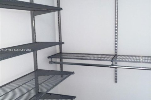 Condo in Miami, Florida, 2 bedrooms  № 2001057 - photo 19