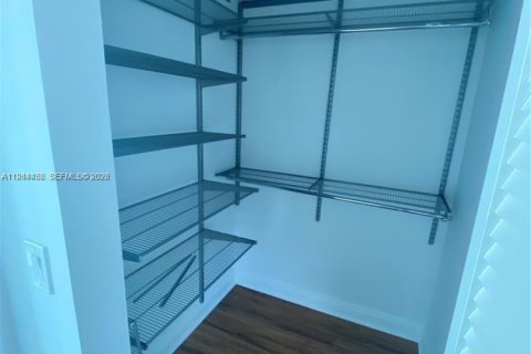 Condo in Miami, Florida, 2 bedrooms  № 2001057 - photo 20