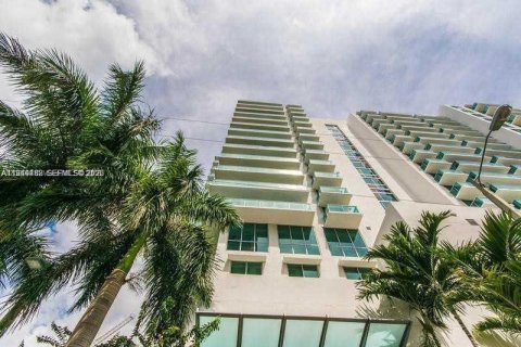 Condo in Miami, Florida, 2 bedrooms  № 2001057 - photo 5