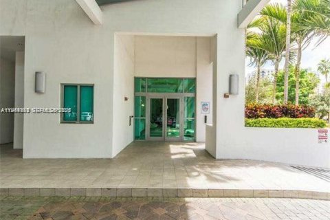 Condo in Miami, Florida, 2 bedrooms  № 2001057 - photo 7