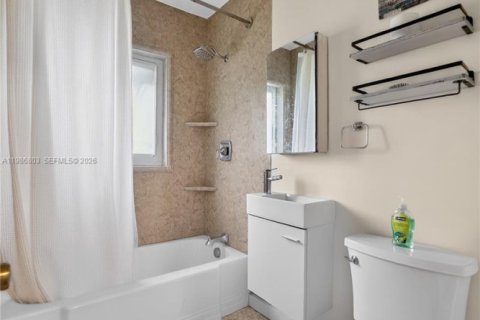 Купить виллу или дом в Майами-Шорс, Флорида 3 спальни, 129.41м2, № 2044981 - фото 15