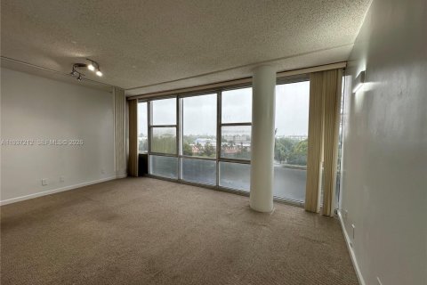 Condominio en venta en Miami Beach, Florida, 62.99 m2 № 1995098 - foto 4