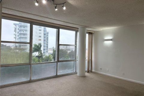 Condominio en venta en Miami Beach, Florida, 62.99 m2 № 1995098 - foto 2